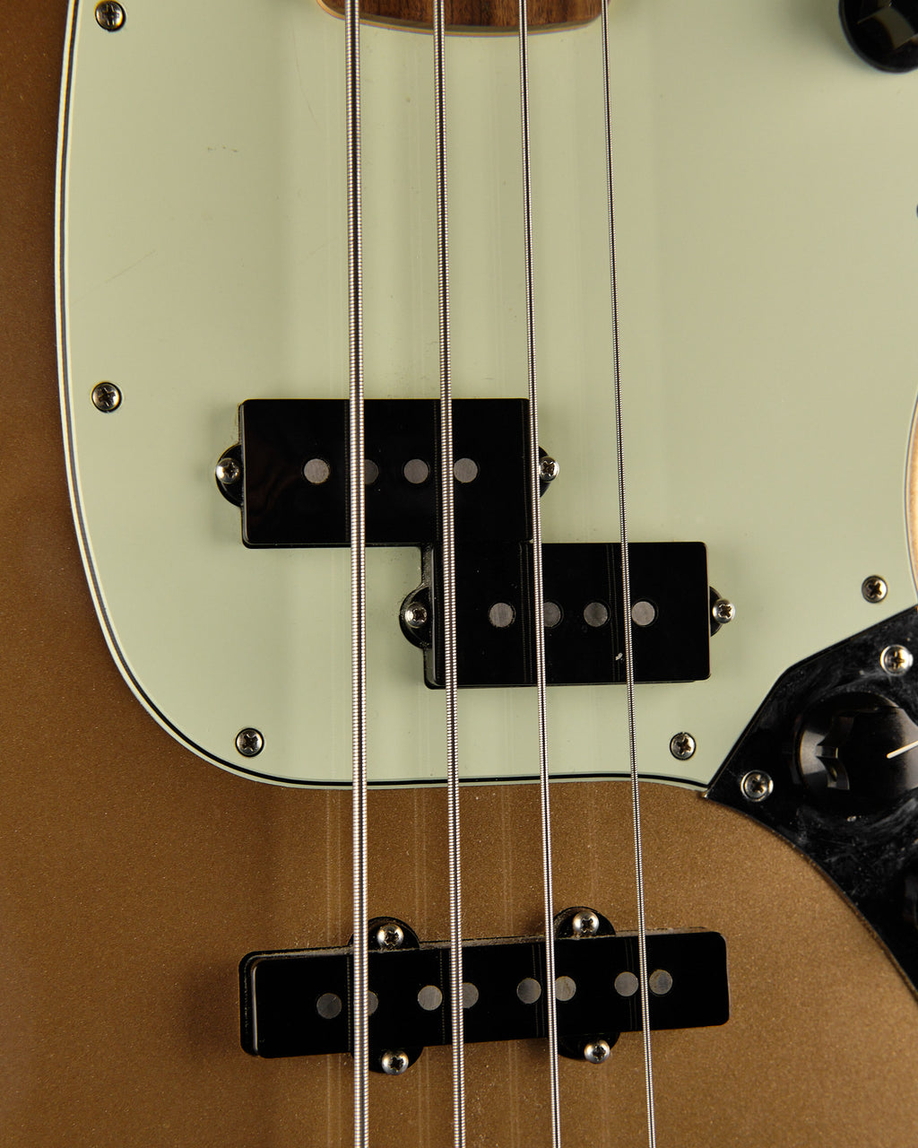 2022 Fender Player Mustang Bass PJ Firemist Gold - detail photo 1 | Replay Guitars