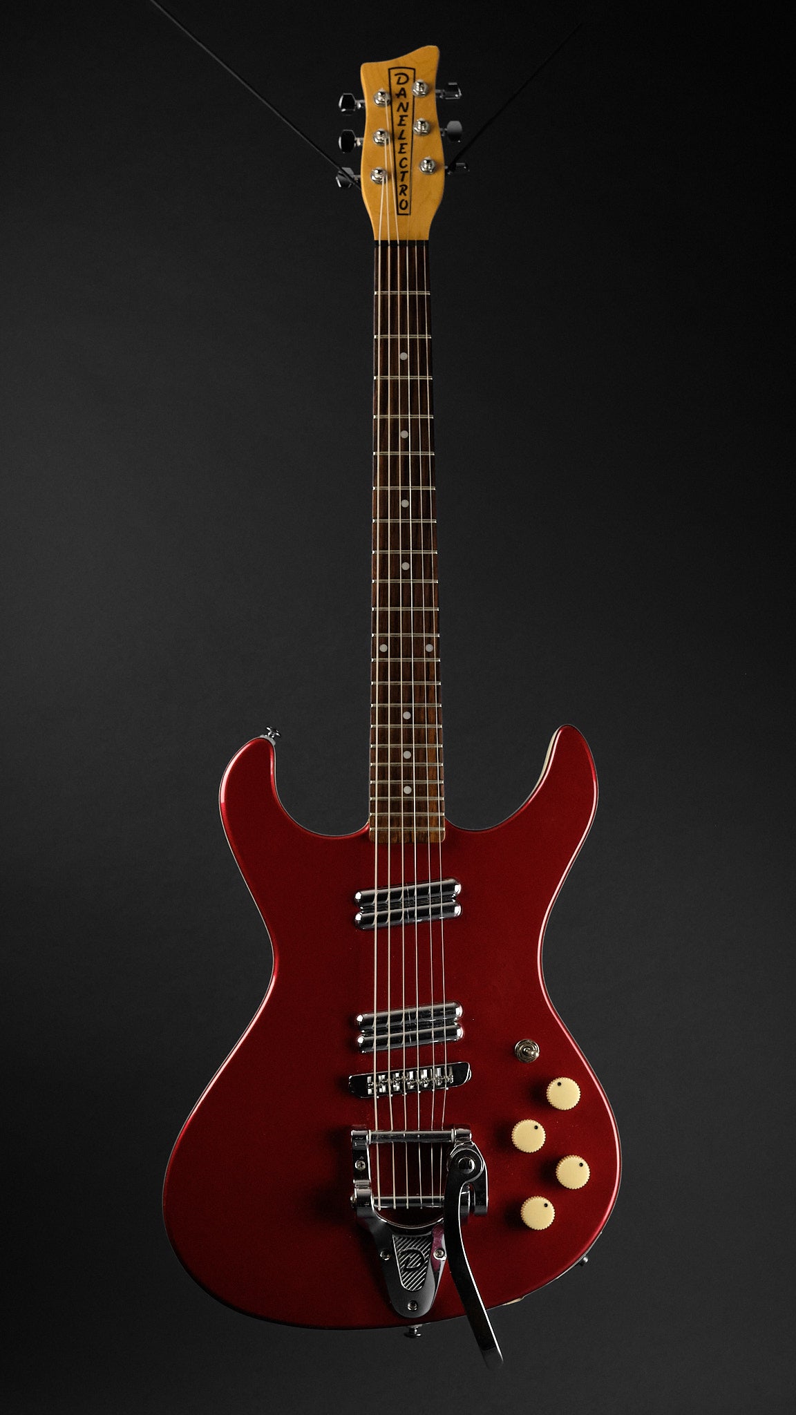 Danelectro Hodad with Tremolo Red (Second-Hand) - full front | Replay Guitars