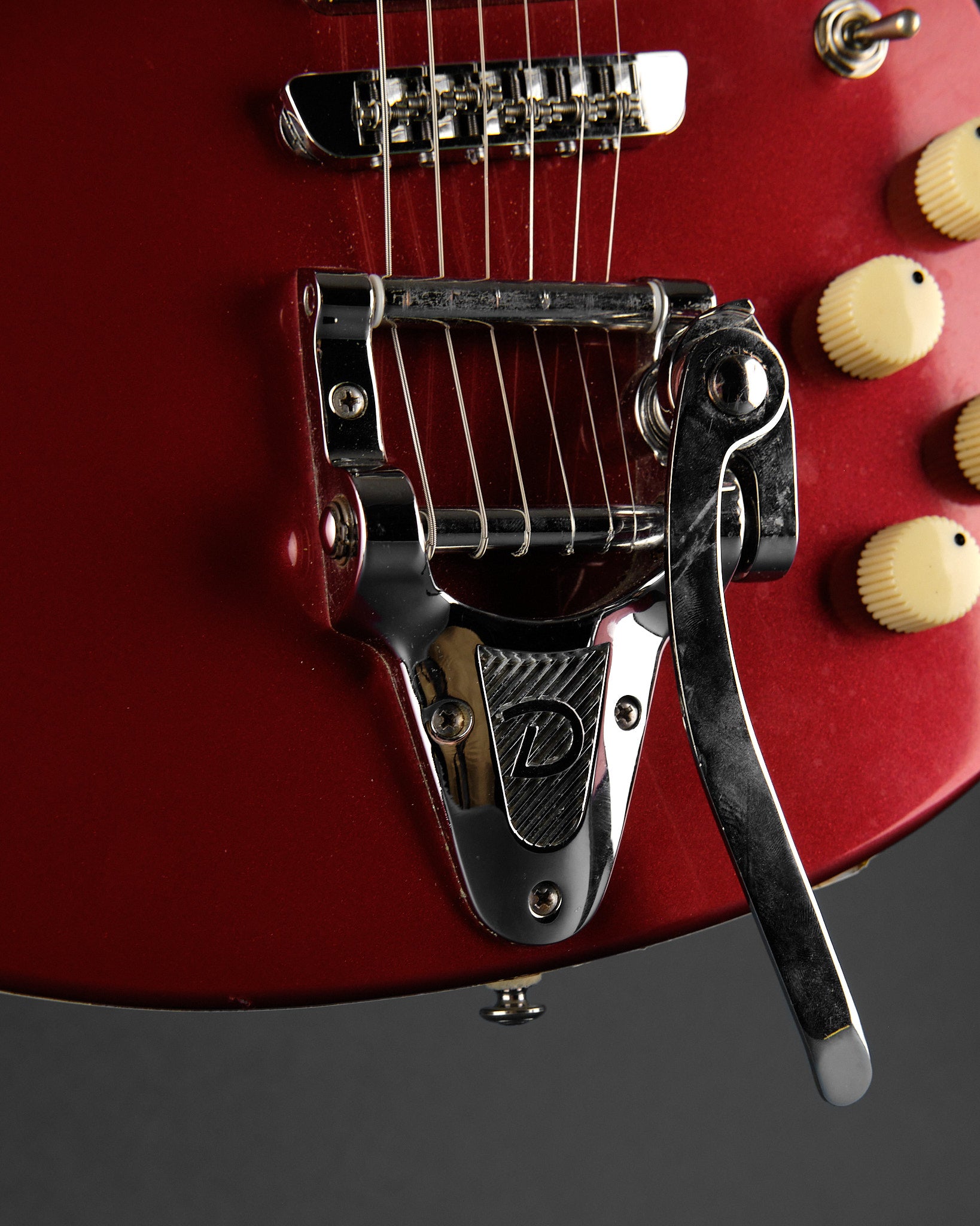 Danelectro Hodad with Tremolo Red (Second-Hand) - detail photo 1 | Replay Guitars